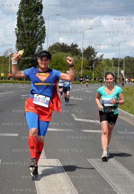 Zawodnicy na trasie I PZU Gdansk Maraton.Skrzyzowanie...