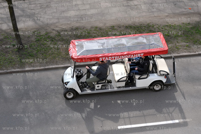 Pojazd elektryczny do przewozu turystow na ul. Podwale...