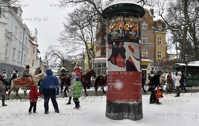 Orszak Trzech Króli w Sopocie. Przemarsz ul. Bohaterow...