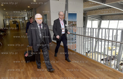 Lotnisko w Billund w Danii. Lech Wałęsa wraza z podróży...