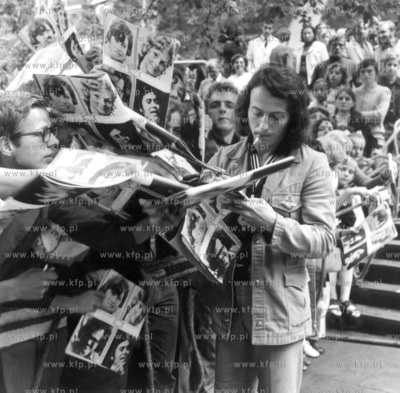 Piosenkarz Zoran Sztevanovity rozdaje autografy podczas...