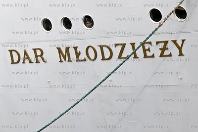 Gdynia. Zaglowiec Dar Mlodziezy wyplywa rejs.
12.03.2013
fot....