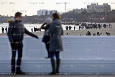 Tłum spacerujących na sopockim molo w drugi dzień...