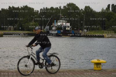 Jedne z ostatnich przepraw przez Martwą Wisłe promem...