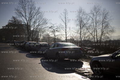 Zaparkowane auta przy al. Legionów w Gdyni.
15.02.2017
fot....