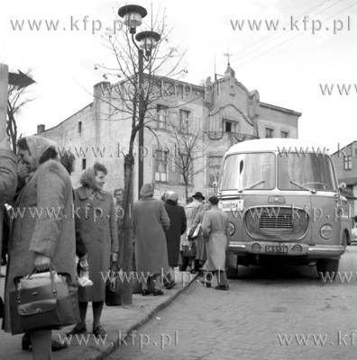 Autobus PKS jelcz na rynku w Kartuzach. 0001802z 1961...