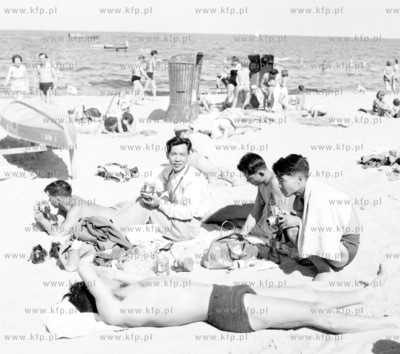 Wietnamczycy na plazy w Sopocie. 0001851z 1961 Fot....