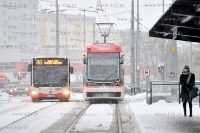 Zima w Gdańsku. Przystanek autobusowo - tramwajowy...