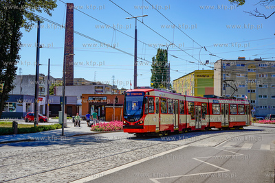 Tramwaj D wag N8C na Stogach na ul. Nowotnej. 03.07.2022...