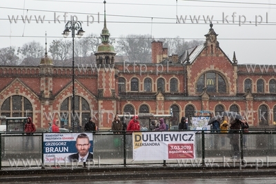 Gdańsk, przystanek tramwajowy przy Dworcu PKP Plakaty...