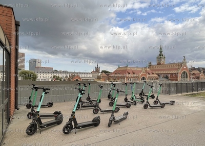 Hulajnogi przy ścieżce rowerowej  przy ul. 3 - go...