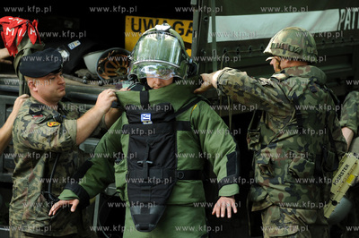 Westerplatte, Gdansk. Saperzy Marynarki Wojennej poszukuja...