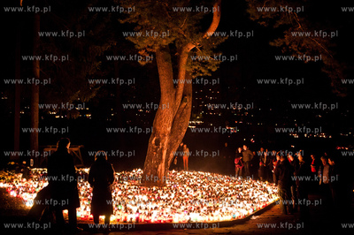 Gdansk. Cmentarz Srebrzysko. Swieto Wszystkich Swietych.
01.11.2011
fot....