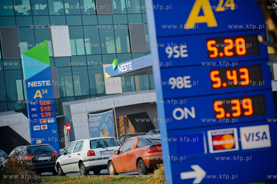Gdansk. Wrzeszcz. Samoobsllugowa stacja paliw Neste...