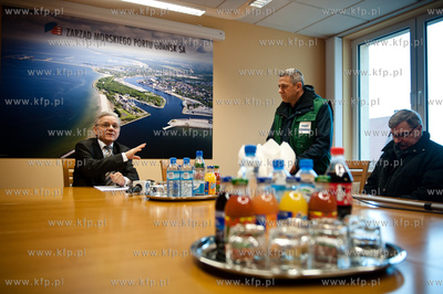 Gdansk. Protest pracownikow Portowej Strazy Pozarnej...