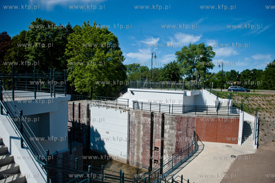 Oddany do uzytku most zwodzony nad Sluza Poludniowa...