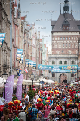 Gdansk. Ulica Dluga. Tlumy kibicow z Hiszpanii i Irlandi...