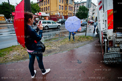 Gdansk. Ul. Leona Miszewskiego. Smieciarka, ktora podczas...