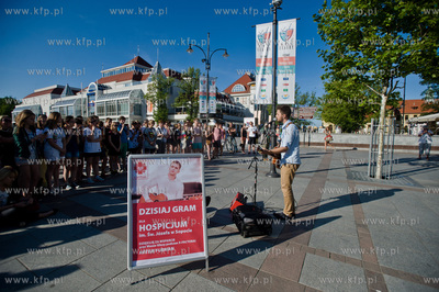 Plac Przyjaciol Sopotu. Charytatywny wystep Artema...