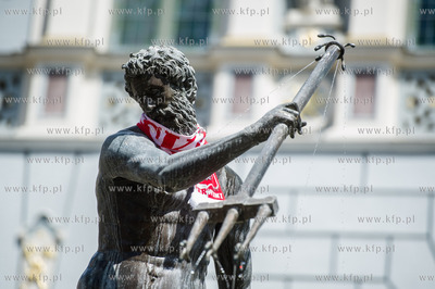 Gdańsk. Neptun przystrojony szalikiem w barwach narodowych....