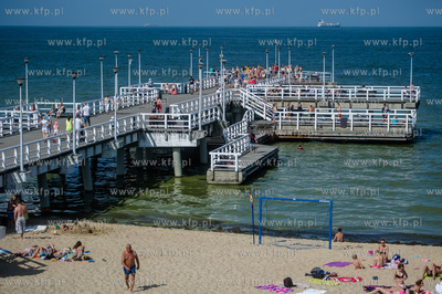 Gdańsk. Czerwona flaga na kąpielisku miejskim w Brzeźnie,...