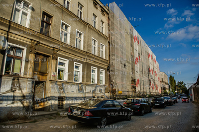 Gdańsk. Wrzeszcz. Remontowana kamienica przy ul Białej,...