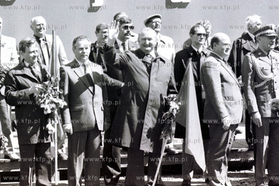 Pierwszomajowa trybuna na pochodzie w Gdansku, a na...