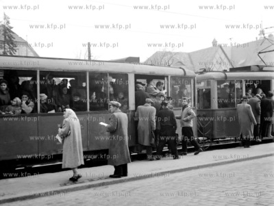 Zatloczony gdanski tramwaj. Ludzi wiszacych na zewnatrz...