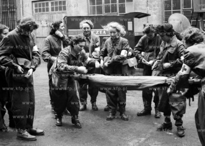 Ćwiczenia TOPL na wypadek skażenia chemicznego. (lata60).1960
0002235z
Fot....