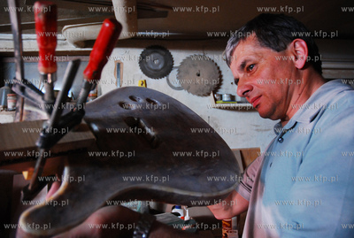 Walenty Rybak, tworca jedynych na swiecie gitar inkrustowanych...