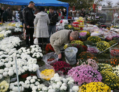 Swieto Zmarlych na szczecinskim cmentarzu centralnym.Jest...