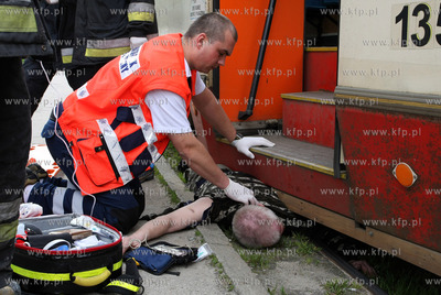 Gdansk, ul. Kartuska. Mezczyzna wpadl pod tramwaj....