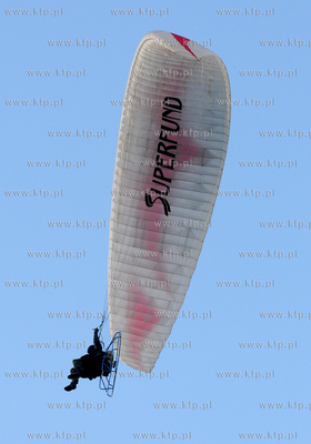 Gdynia. Paralotniarz - fotoreporter latajacy na nad...