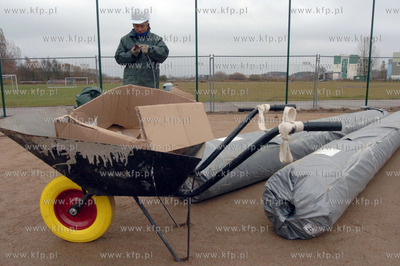 Ustka, robotnicy z Chin buduja w ramach rzadowego projektu...