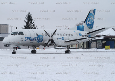 Zima na lotnisku Gdansk Rebiechowo. Nz. Saab 340 Sprint...