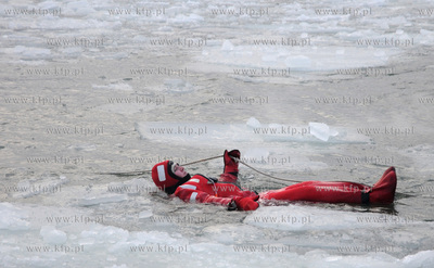 Gdynia, port jachtowy. Jak przetrwac na zamarznietym...