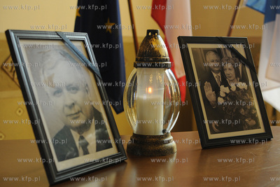 Wejherowo. W wejherowskim ratuszu wylozono ksiege kondolencyjna...