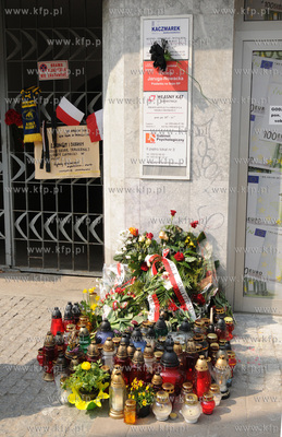 Gdynia. Kwiaty pod biurem poselskim Izabeli Jarugi-Nowackiej,...