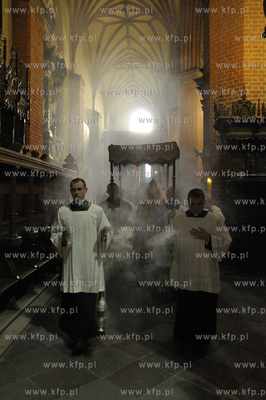 Nabozenstwo meki Panskiej w Wielki Piatek w Katedrze...