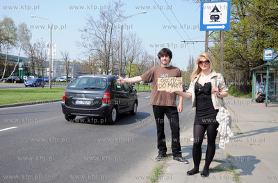 Gdynia. Autostopowicze przy CH Klif w drodze do mamy.
03.05.2011
fot....
