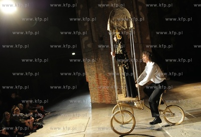 Kosciol Sw. Jana w Gdansku. Performance Swiatynia Sztuk...