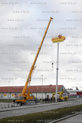 Na skutek silnego wiatru przechylil sie slup z logotypem...