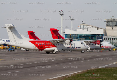 Gdansk, Rebiechowo. Nz.ATR linii Eurolot w tle samoloty...