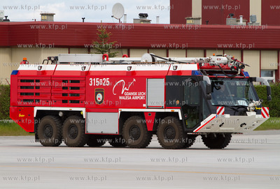 Gdansk, Rebiechowo. Nz. Lotniskowego pojazd ratowniczo...