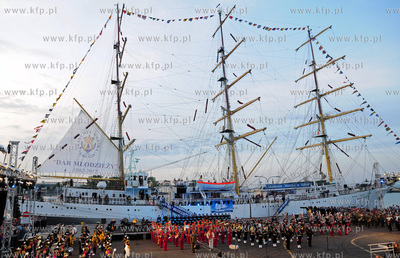 Gdynia. Final Festiwalu Orkiestr Wojskowych. Wsrod...