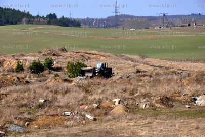 Koscierzyna. Nielegalne wyrobisko piachu i dzikie wysypisko...