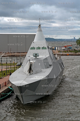 Do gdanskiego portu przypynal niecodzienny okręt HSwMS...