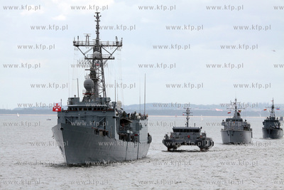 Parada wszystkich najwazniejszych klas okretow bedacych...