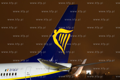 Zima na gdanskim lotnisku. Nz. Boeing 737 Rayanair...