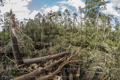 Skutki nawałnicy, która z piątku na sobotę przeszła...